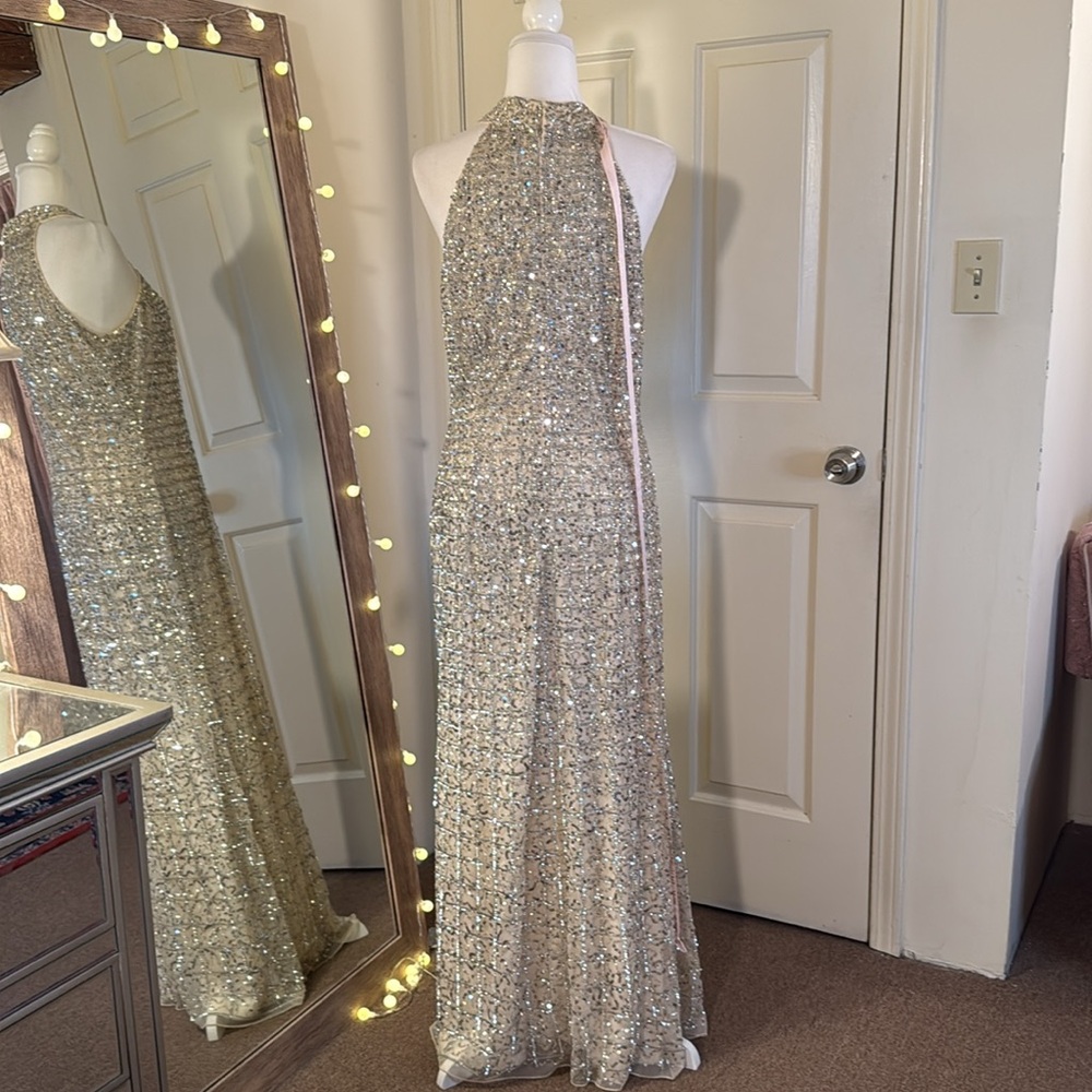 MAC DUGGAL
Silver Embellished Halter Neck Keyhole Gown - Picture 11 of 17
